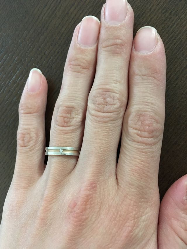 6つの小さなダイヤモンドが埋め込まれています