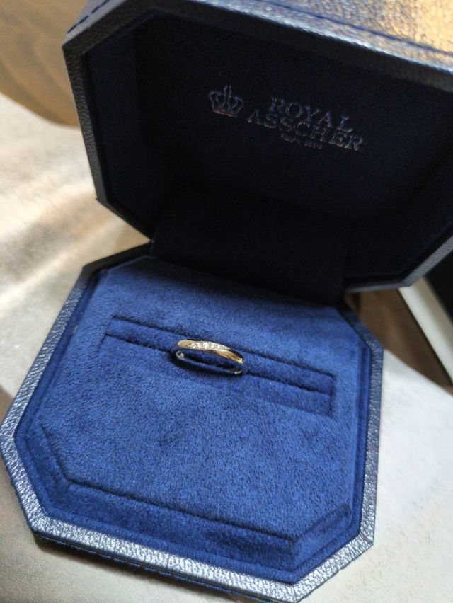 ダイヤがさりげなく入っている指輪にしました。