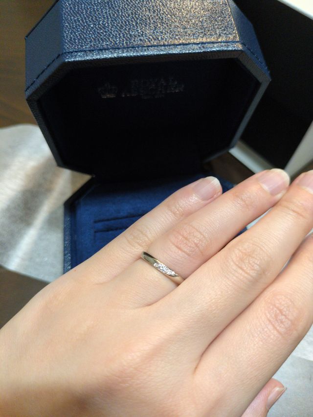 ダイヤが主張しすぎないデザインなのでつけやすいです。