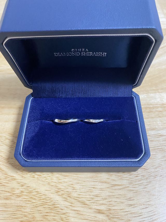 ふたりで同じデザインのシンプルな指輪