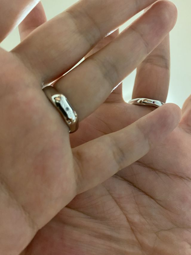 手のひら側にもお互いの好きなカラーストーンを入れてます