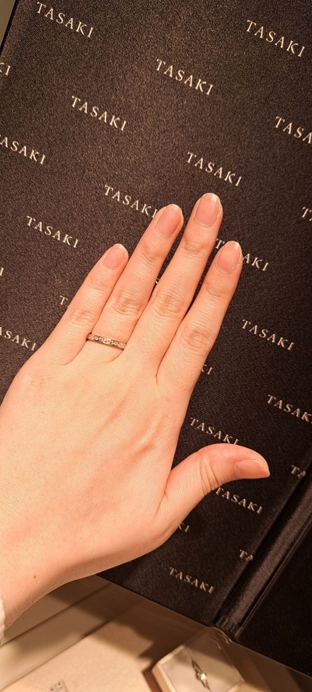 小さいダイヤモンドが散りばめられたエタニティリング