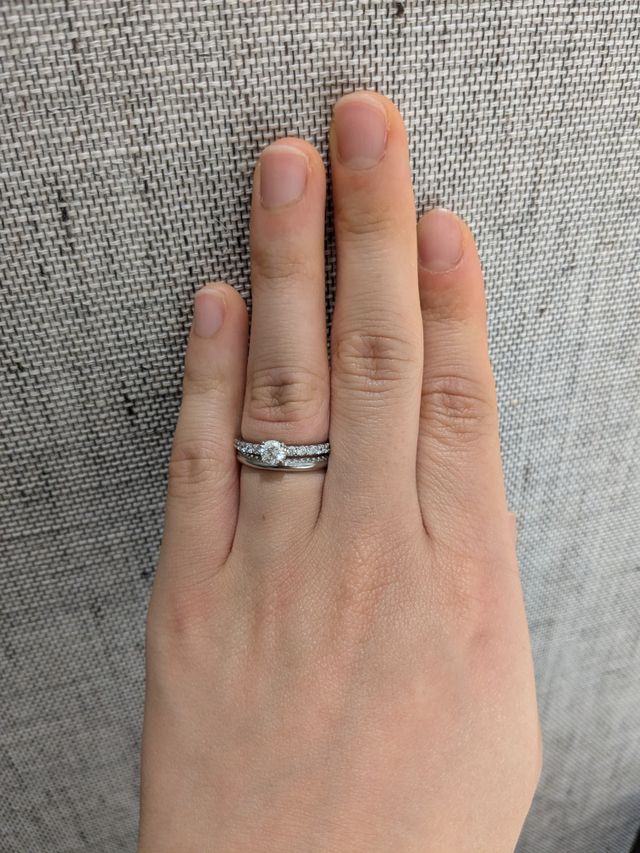 結婚指輪のアナエルと、
婚約指輪のステラを重ね付けしておます