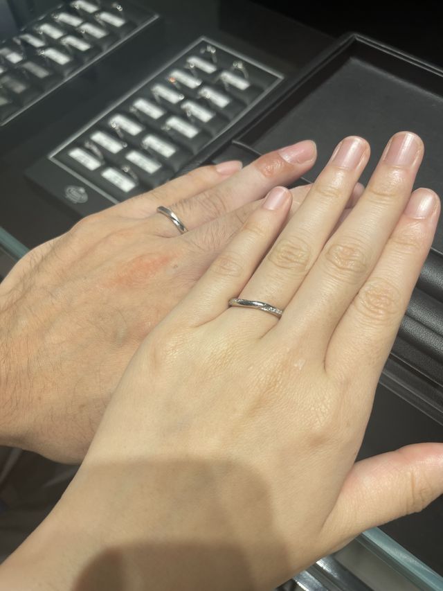 両側にダイヤモンドで真ん中が平にカットされたプラチナ