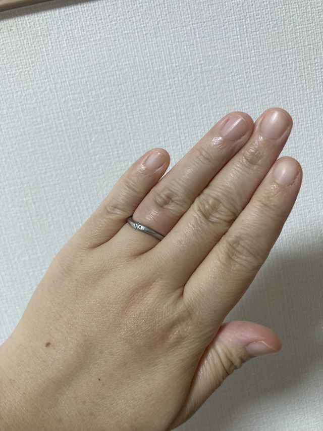 リングに捩れがあり指が細く見えるデザインにしました