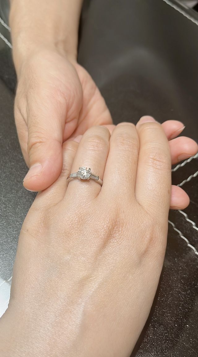 婚約指輪の着画