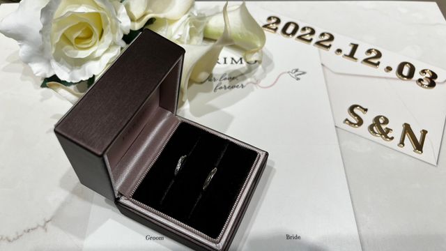 写真撮影用で結婚記念日とイニシャルを用意していただきました。