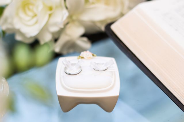 NIWAKAの八重霞　陶器のケースをリングピローに使用