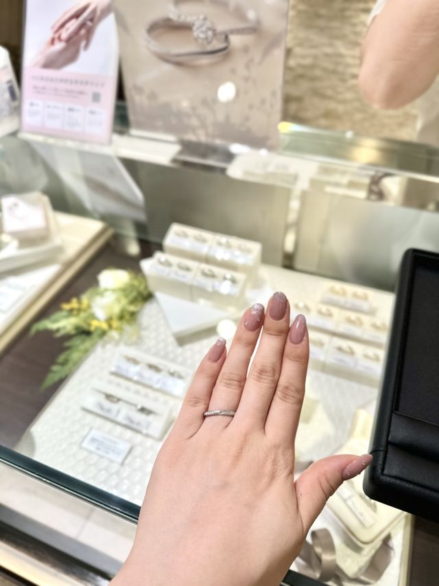 ひねりのある細かいダイヤのリングです