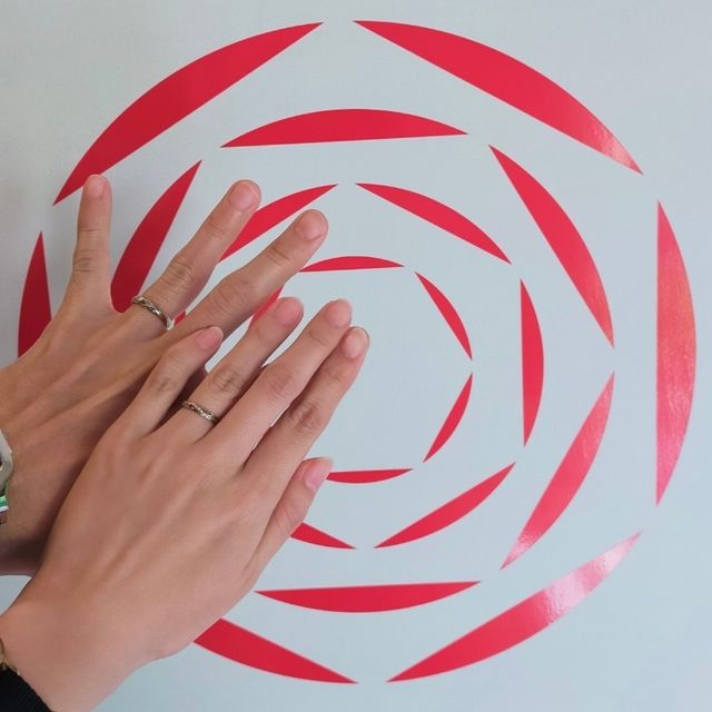 出雲結のマークと共に写した写真です。