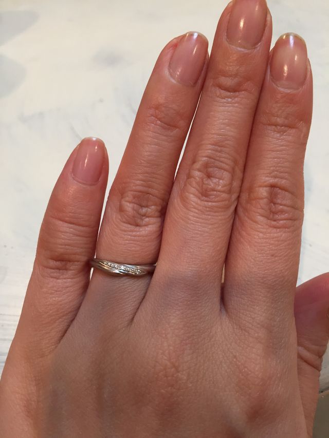 小さなダイヤモンドが5粒入っていてキラキラします