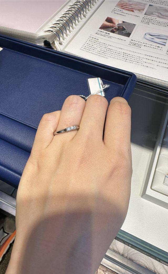 ダイヤが3つ付いたウェーブの指輪です。