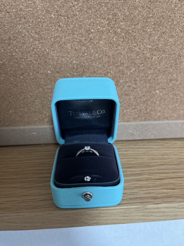 ダイヤに向かって絞りが入っていてリボンのようなデザインです。