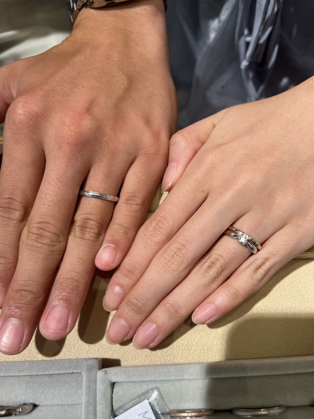 婚約指輪との重ね付けも検討しました。