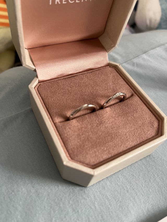 左側旦那、右が私の指輪でペアー購入しています。