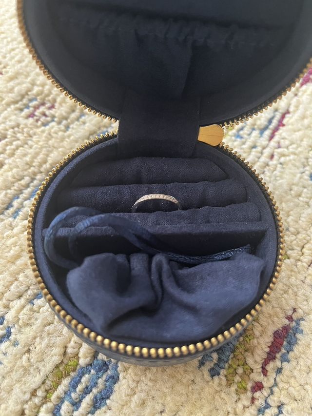 女性用の指輪です