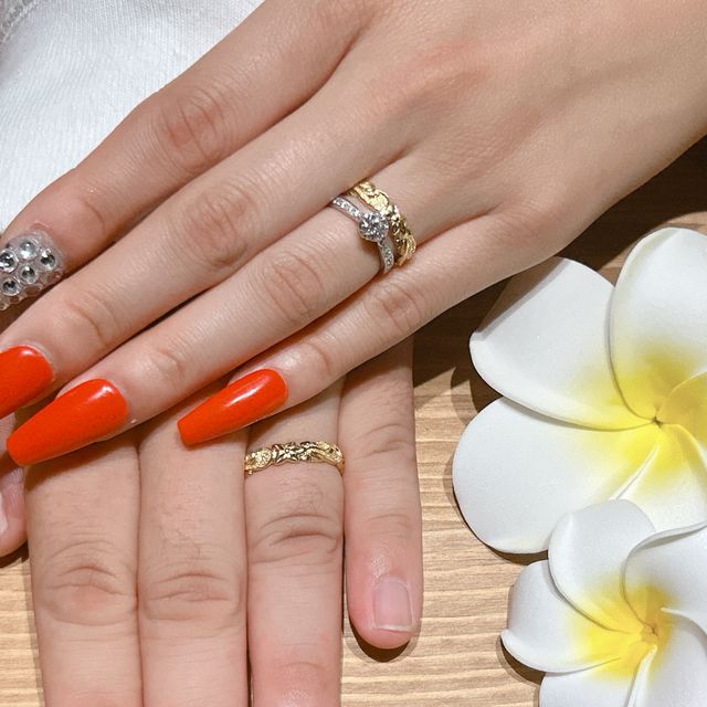 プルメリアと波をイメージ