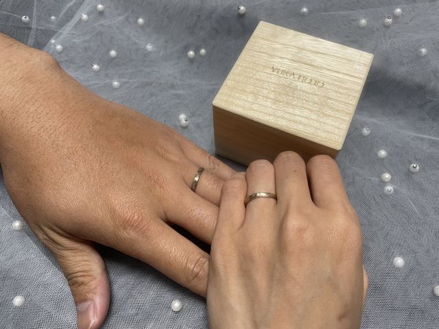 指輪が届いてすぐに夫と着用した際の写真です。