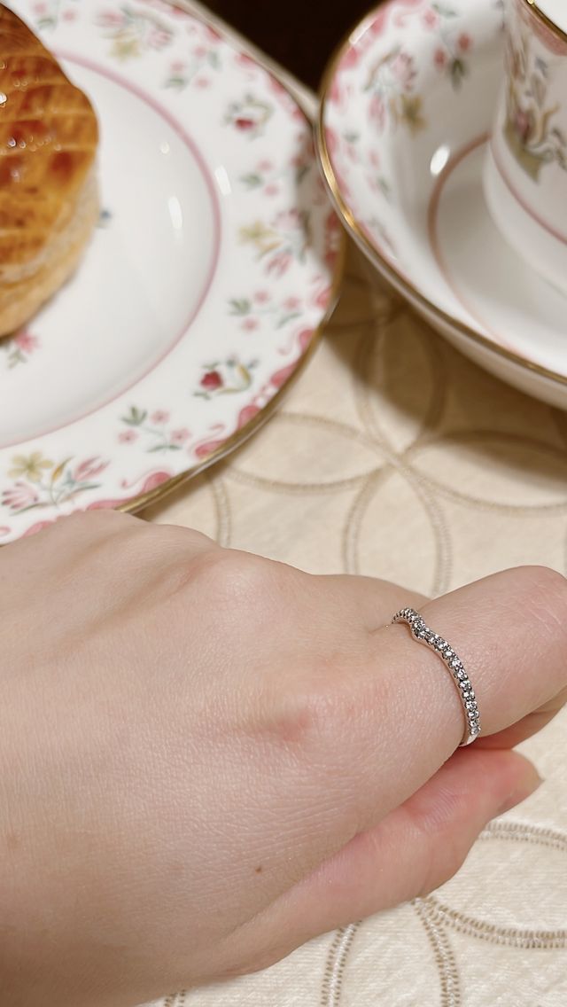 Vシェイプのハーフエタニティ