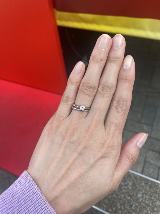 婚約指輪と結婚指輪を重ね付け