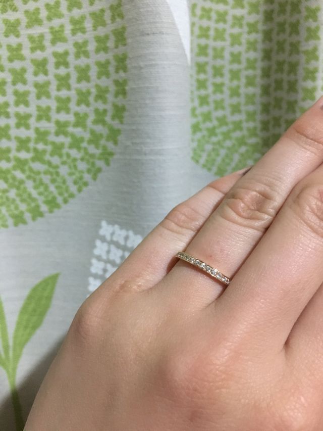 ハーフエタニティ、リングの3分の2にダイヤを。