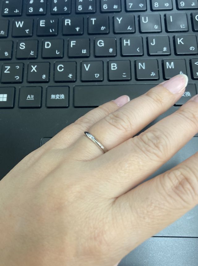 パソコン使用時でも、キラキラ輝く指輪に見惚れてしまいます。