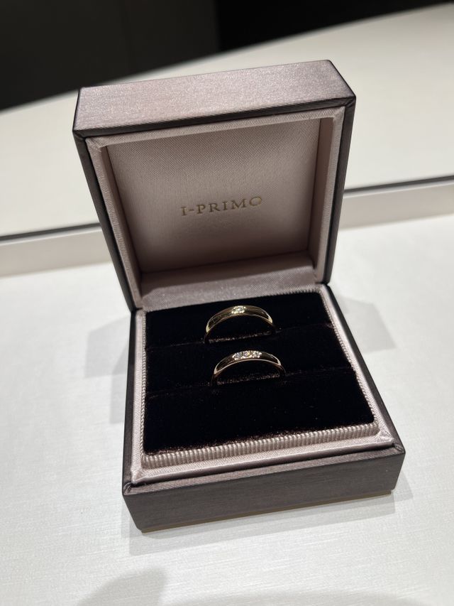 完成した結婚指輪を初めて見た瞬間の写真です。