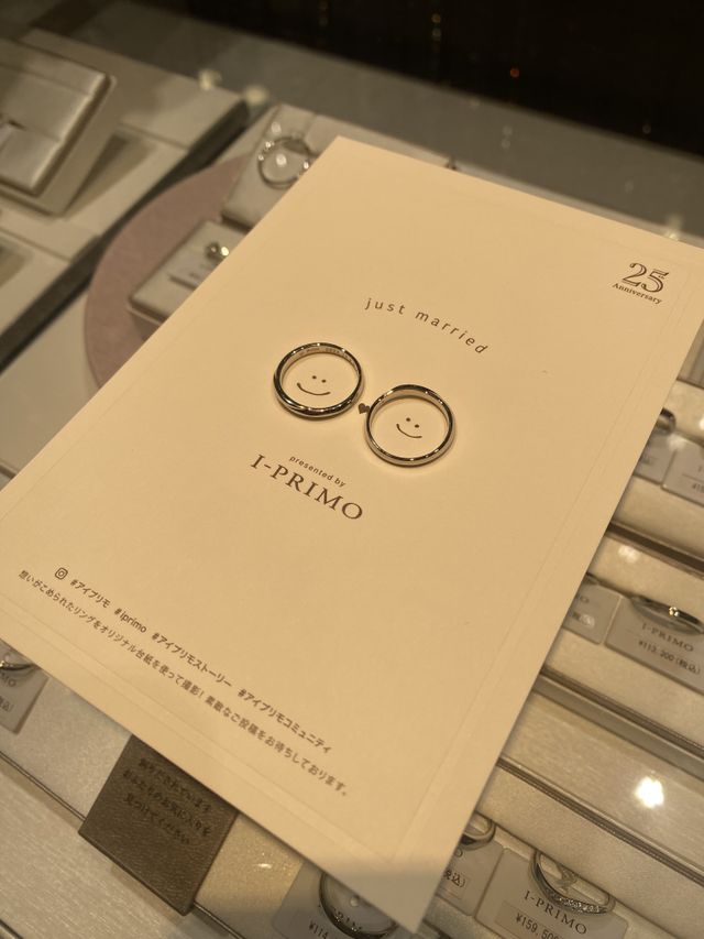 お店で撮影したオリジナル台紙と指輪