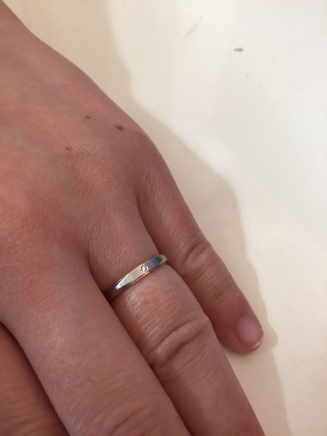 女性がつける方の指輪。