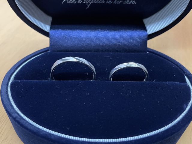 つや消し仕上げのリングです。
内側には石と刻印入りです。