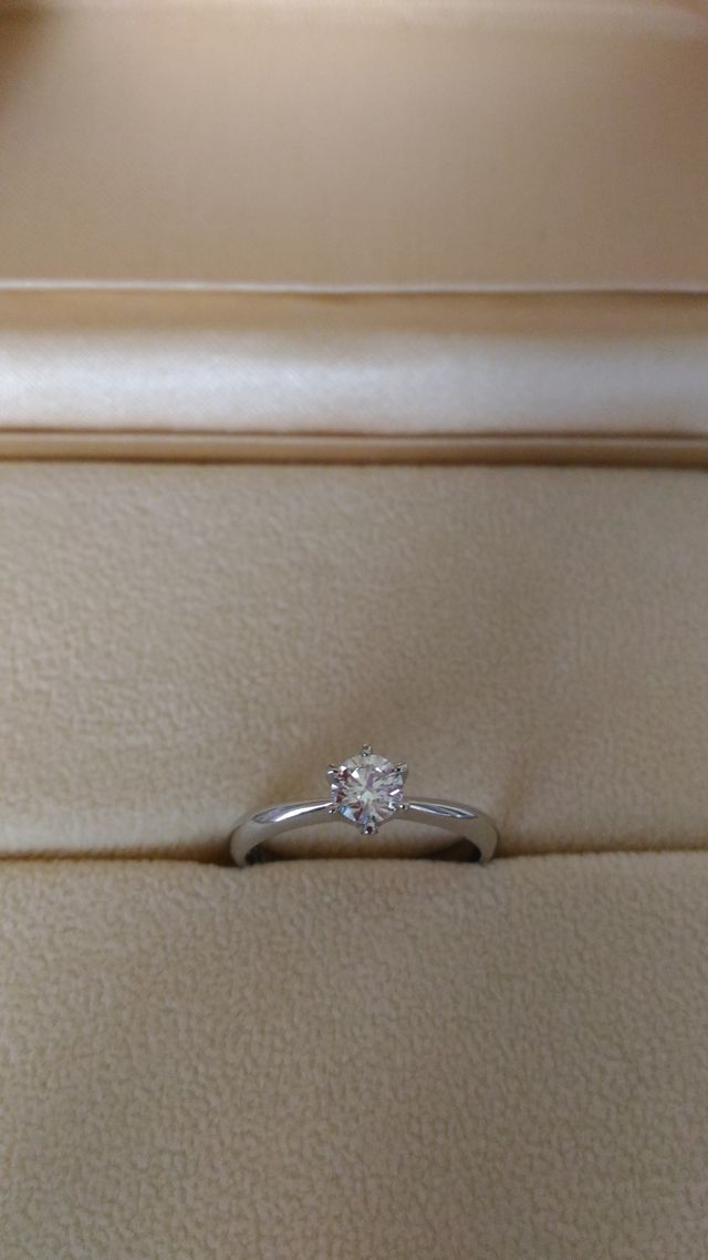 ダイヤモンドが引き立つシンプルな指輪です。