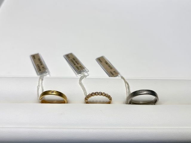 ペアの結婚指輪WEAVEと婚約指輪のBLOOMです。