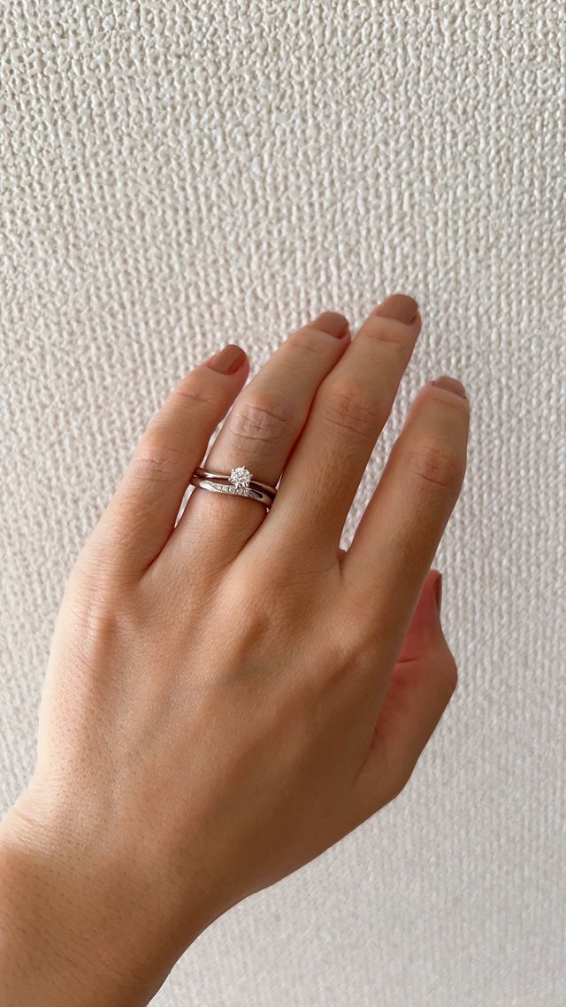 婚約指輪と結婚指輪を重ねづけ