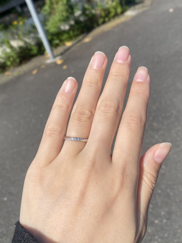 どの光の下でもとても綺麗に輝いてくれるのでお気に入りです。