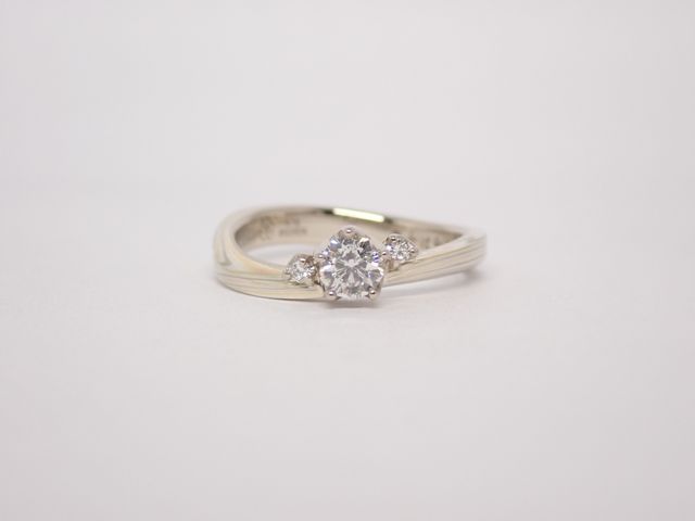 婚約指輪
桜ダイヤモンド使用
色、形、全てオーダーできます