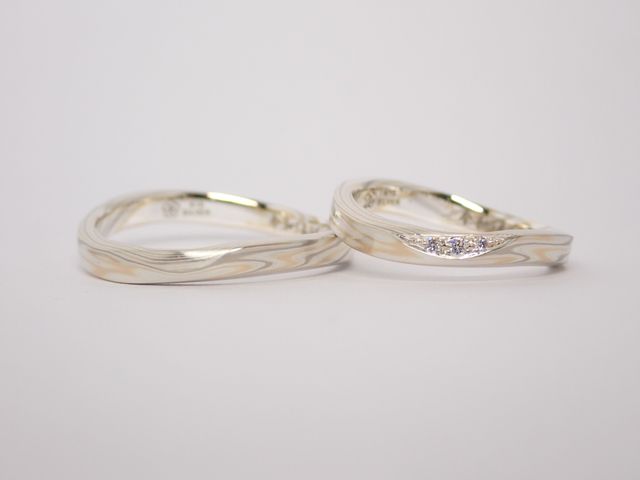 どんな人の手にも合う色味になっています。