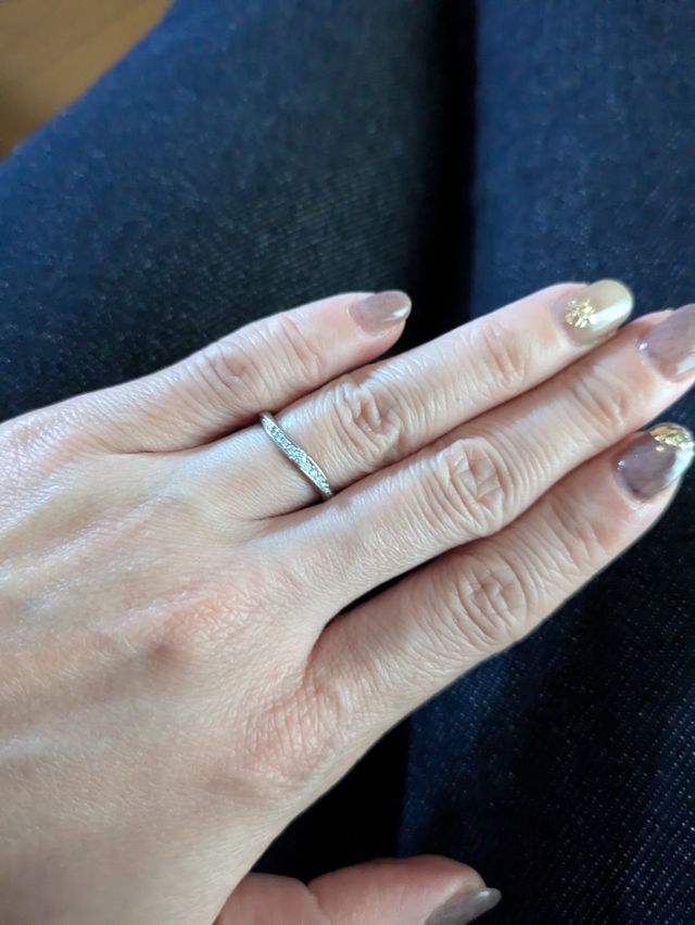 少しウェーブのあるデザインで中央のダイヤモンドが大きめの指輪