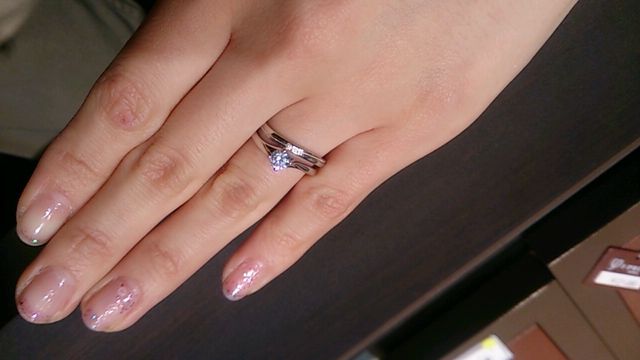 結婚指輪とつけたところ