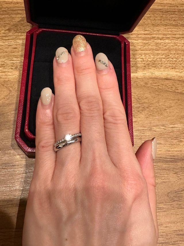婚約指輪のエタンセルドゥカルティエと結婚指輪の重ね付けです