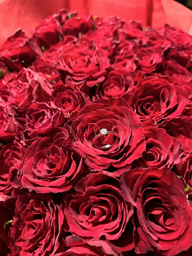 お花の中に指輪を入れてみました。