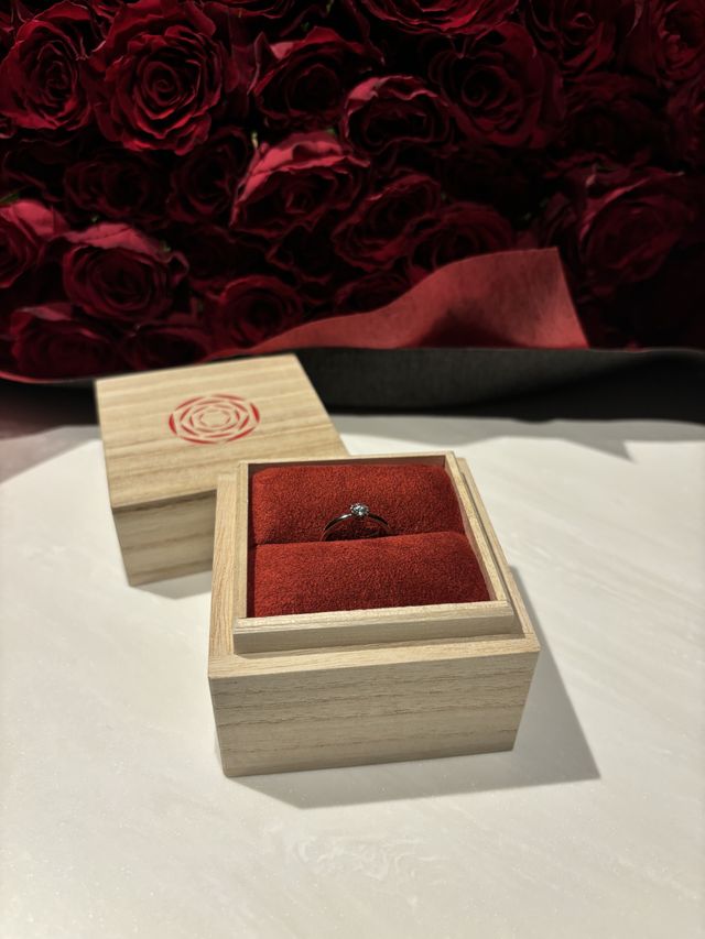 バラの花束とともに指輪をプレゼントしました。