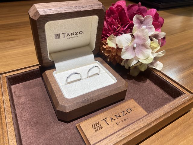 プラチナ、石なしのシンプルながらもこだわりのデザインです