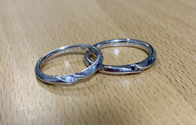 シンプルで指に馴染む指輪を選びました。