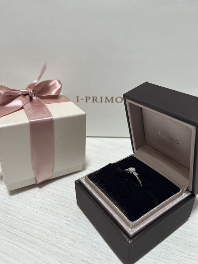 婚約指輪を購入しました。
デザインもとても素敵です。
