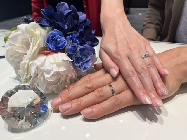 婚約指輪と結婚指輪を同時購入。重ね付けして綺麗な物を選んだ。