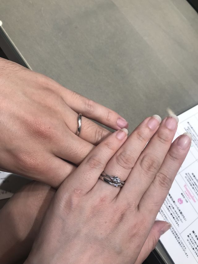 結婚指輪と婚約指輪です。ピンクダイヤが可愛いくて決めました。