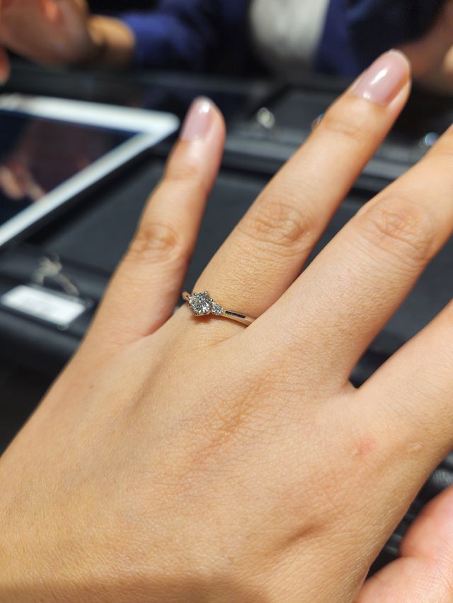 指輪を着用してる写真