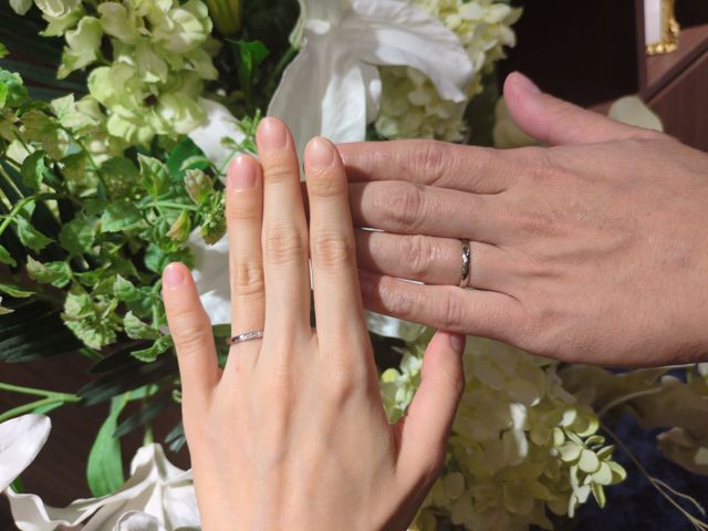 お店で受け取った際にお花をバックにして撮影しました