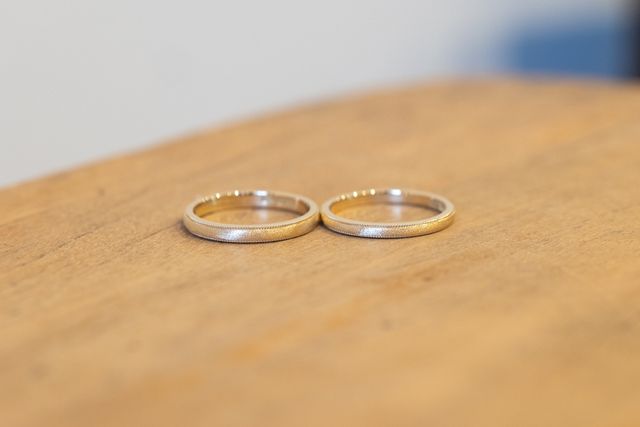 右：妻用(幅：2ミリ)
左：夫用(幅：2.5ミリ)
