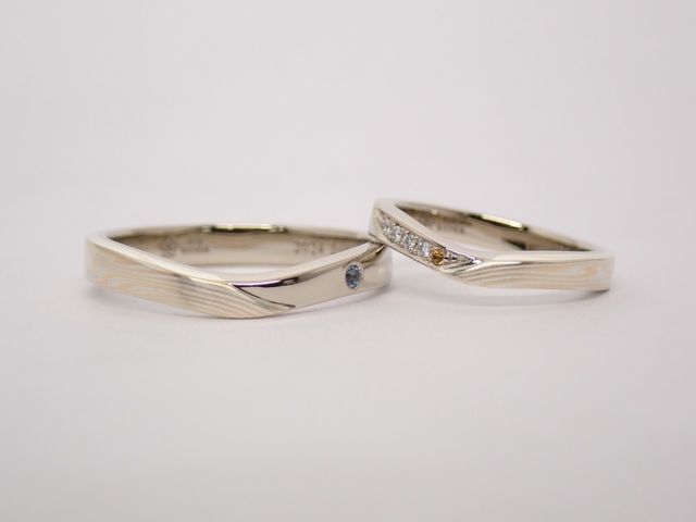 誕生月の宝石を入れました。内側や外側のデザインは全てお揃い！